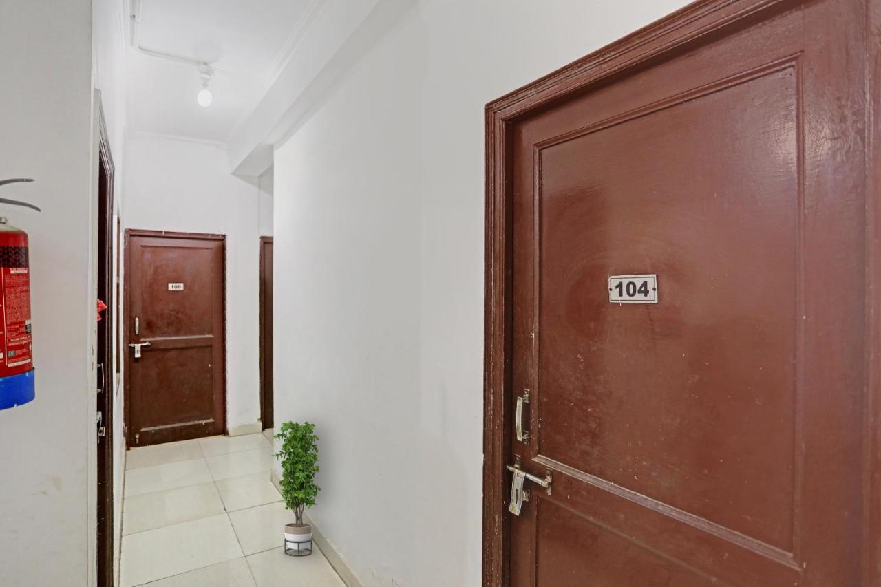 Collection O Mayank Guest House Near Iskcon Temple Noida Kalkaji Devi ภายนอก รูปภาพ