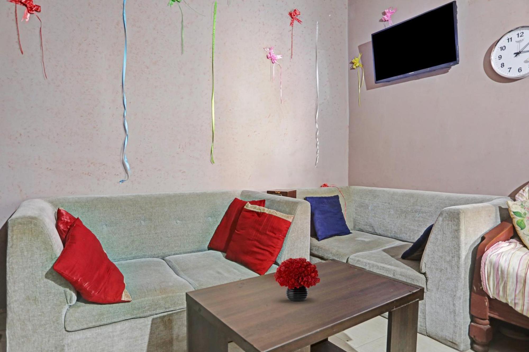 Collection O Mayank Guest House Near Iskcon Temple Noida Kalkaji Devi ภายนอก รูปภาพ