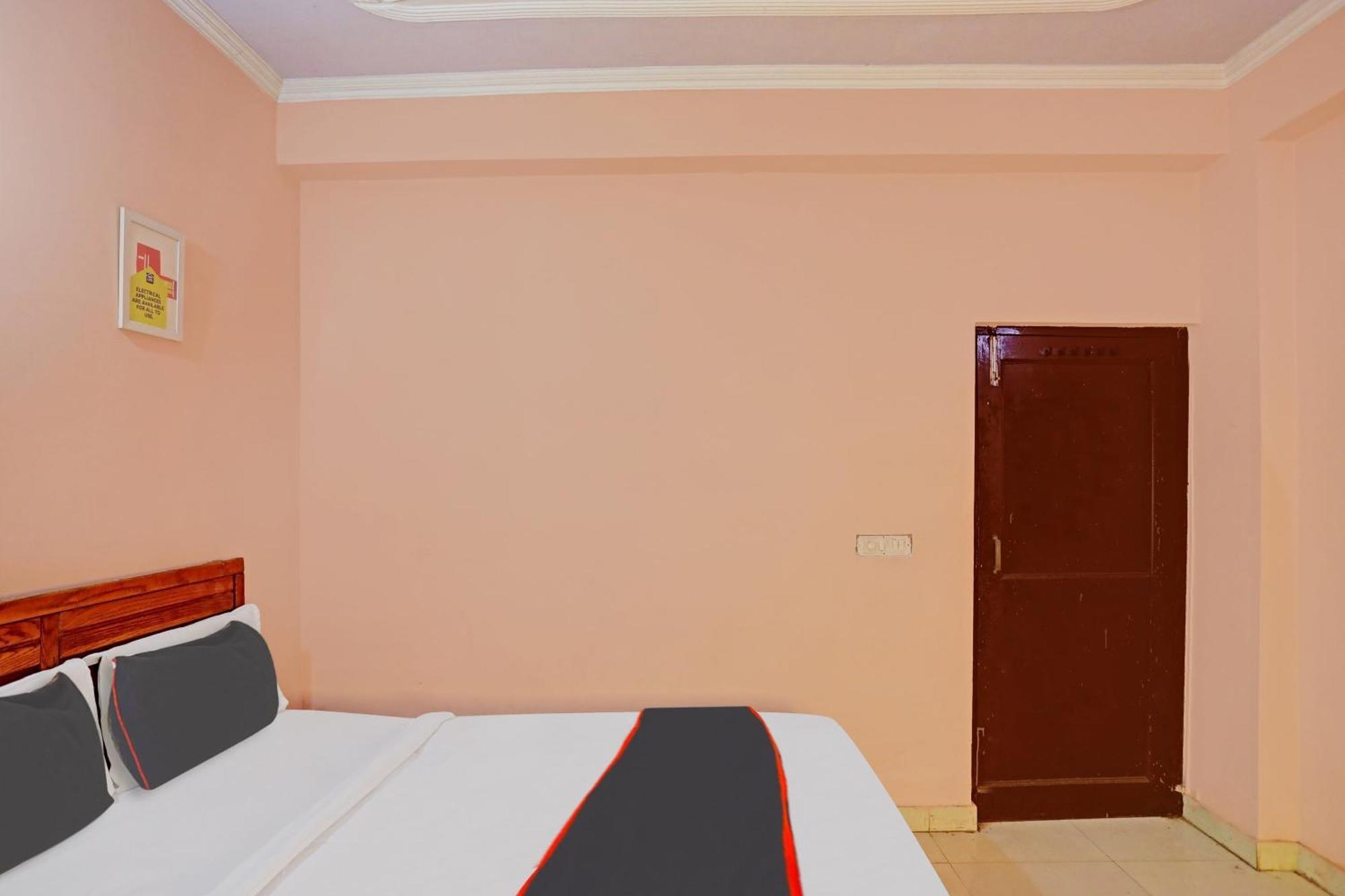 Collection O Mayank Guest House Near Iskcon Temple Noida Kalkaji Devi ภายนอก รูปภาพ